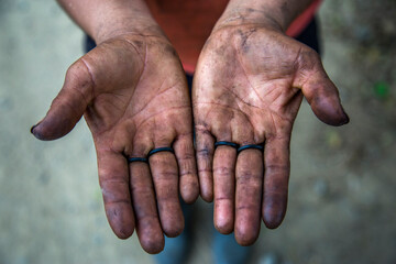 Fototapeta premium Manos de trabajo de campo