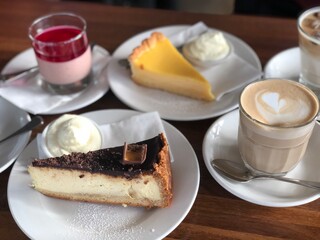 カフェの風景　ケーキとカフェラテ