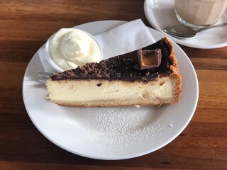 カフェの風景　ケーキとカフェラテ