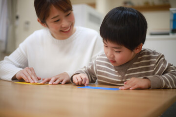 折り紙で遊ぶ親子