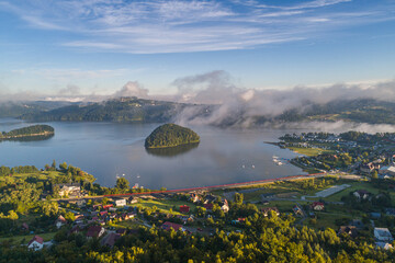 Małpia wyspa na jeziorze rożnowskin, panorama z lotu ptaka, nowy sącz