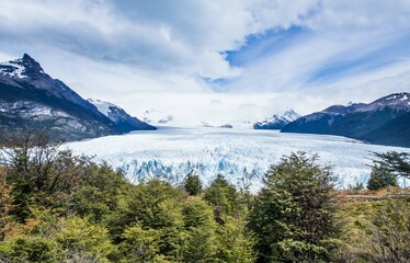 Fototapeta na wymiar View of the Perito Moreno glacier with details of the iceberg and ice on a sunny day with clouds