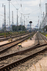 Fototapeta na wymiar Technik am Güterbahnhof Eisenbahn mit Oberleitung 