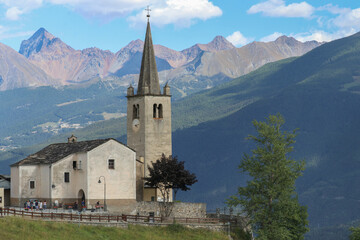 Fototapeta na wymiar Chiesa di Saint Nicolas con vista sulle Alpi.