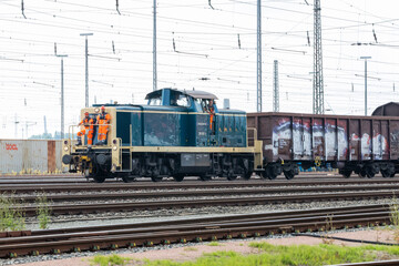Fototapeta na wymiar Technik am Güterbahnhof Eisenbahn mit Oberleitung 