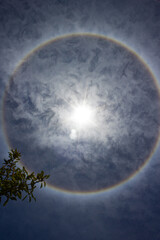 arcoíris circular con el sol el medio 