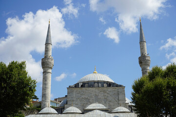 Minarette der Mihrimah Sultan Moschee vor blauem Himmel mit weißen Wolken im Sommer bei...