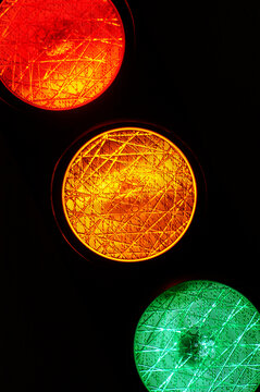Schr&auml;gaufnahme einer Ampel mit allen gleichzeitig leuchtenden Ampelphasen