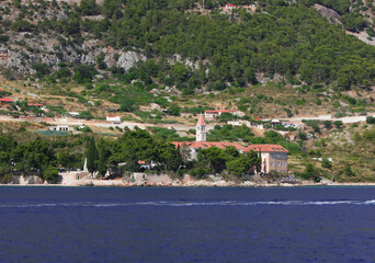 Widok z morza na Bol w Chorwacji © Magdalena