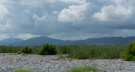 Paisaje con cielo nublado