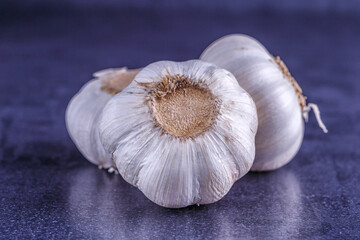Garlic and garlic bulbs on a black table