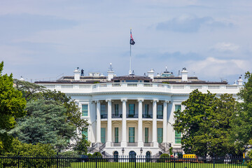 Obraz premium The White House in Washington DC from South Lawn