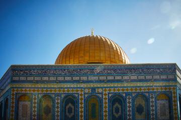 Obraz premium The decoration of The Dome of the Rock, Islamic shrine: the outer walls are covered with tiles with geometric patterns. in the Old City of Jerusalem. Temple Mount.