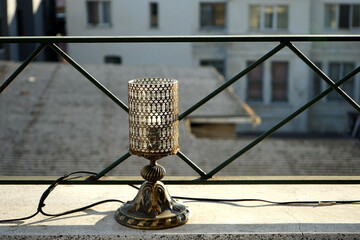 Orientalisch anmutende Tischlampe auf der Brüstung einer Dachterrasse eines Hotel in der Altstadt...