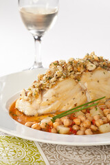 Fil&eacute; de bacalhau com drosta de nozes e gr&atilde;o de bico