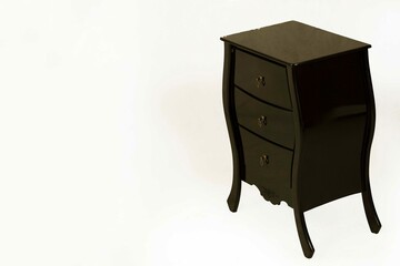 Mesa de cabeceira de cor preta com três gavetas com puxador designer moderno e prático.  Criado...