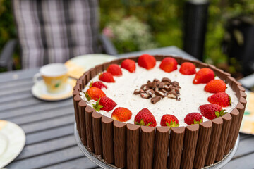 strawberry cake with chocolade palisades around