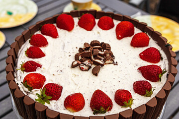 strawberry cake with chocolade palisades around