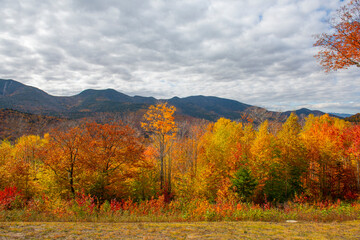 Fototapeta premium Hancock Notch Overlook on Kancamagus Highway in White Mountain National Forest in fall, Town of Lincoln, New Hampshire NH, USA.