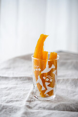 グラスに入ったスティック状の干し芋