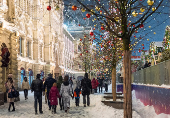 December 25, 2020, Moscow, Russia. Passers-by near the GUM shopping center on Red Square in Moscow during a snowfall.
