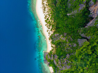 Obraz na płótnie Canvas フィリピン、パラワン州のブスアンガ島コロン島周辺をドローンで撮影した空撮写真 Aerial photo taken by drone around Coron Island, Busuanga, Palawan, Philippines. 