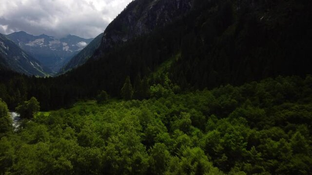 Alpenlandschaft in den &Ouml;sterreichischen Alpen im Zillertal n&auml;he Meyrhofen. Aufstieg vom Stillup Speichersee in Richtung Gebirge. Luftaufnahme mit der Drohne. Aerial drone landscape view in austria. 