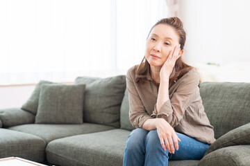 考えるシニア女性