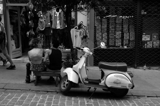 Alter Vespa PX 150 Motorroller vor einer Boutique am 06.08.2021 im Galataviertel im Stadtteil Beyoglu in Istanbul am Bosporus in der T&uuml;rkei, fotografiert in neorealistischem Schwarzwei&szlig;