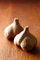 黒にんにく　木目背景