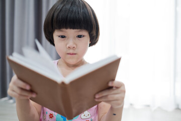 Naklejka premium child reading book, education concept, home school 