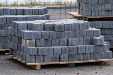 Paletten mit geformten Pflastersteinen