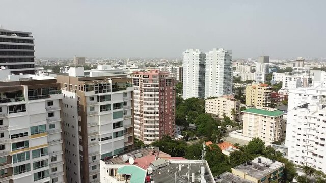 vuelo de dron con 180 grados capturando edificios de la ciudad, apartamentos residenciales de gran altura, zona de la esperilla
