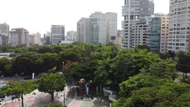 santo domingo, republica dominicana - 30 de agosto 2021 - Drone sobrevolando parque iberoamericano de santo domingo con vistas a grandes edificios al fondo, zona residencial de clase media alta.
