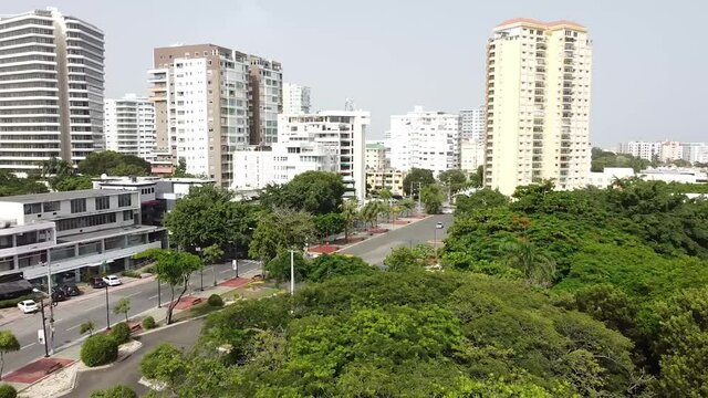 santo domingo, republica dominicana - 30 de agosto 2021 - Drone sobrevolando parque iberoamericano de santo domingo con vistas a grandes edificios al fondo.
