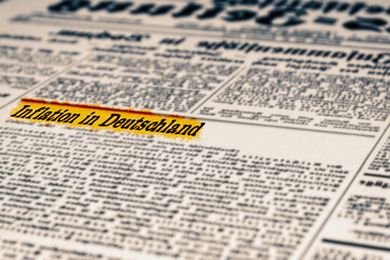 Eine Zeitung und Schlagzeile Inflation in Deutschland