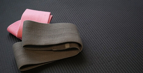 トレーニングマットに置かれたトレーニングバンド