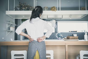 キッチンで女性が腰に手を当てている後ろ姿の上半身　Kitchen woman 
