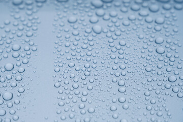 車の塗装にはじかれた水滴　ワックス　雨