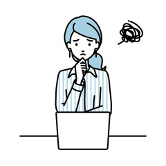 デスクで座ってPCを開いて困っているブラウスの女性