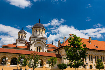 Fototapeta na wymiar ルーマニア　トランシルヴァニア地方にある要塞都市アルバ・ユリアの要塞内のルーマニア正教会聖堂とアーケード