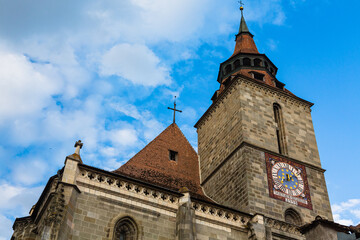 Fototapeta premium ルーマニア トランシルヴァニア地方のブラショフの旧市街に建つ黒の教会