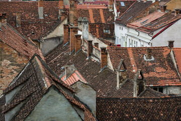 ルーマニア　トランシルヴァニア地方のブラショフの白の塔から見える旧市街の赤茶色の瓦屋根の民家が建ち並ぶ街並み　