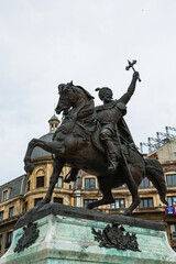 Fototapeta na wymiar ルーマニア　ブカレストの大学広場にあるミハイ勇敢公の像