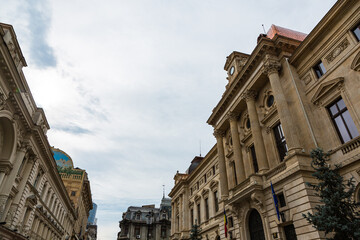 Fototapeta na wymiar ルーマニア　ブカレストの旧市街にある銀行の建物