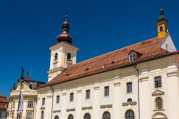 Fototapeta premium ルーマニア トランシルヴァニア地方のシビウの歴史地区の大広場に建つ市庁舎と聖三位教会