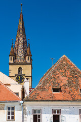 ルーマニア　トランシルヴァニア地方のシビウの歴史地区の小広場から見えるシビウ大聖堂
