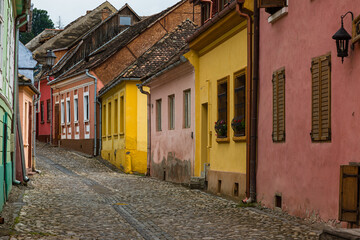 ルーマニア　トランシルヴァニア地方のシギショアラの歴史地区の町並み　カラフルな家と石畳の路地
