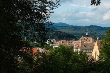 Fototapeta na wymiar ルーマニア　トランシルヴァニア地方のシギショアラの歴史地区の学校の山から見える旧市街