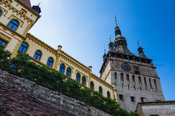 Obraz premium ルーマニア トランシルヴァニア地方のシギショアラの歴史地区にある街のシンボルの時計塔と歴史博物館